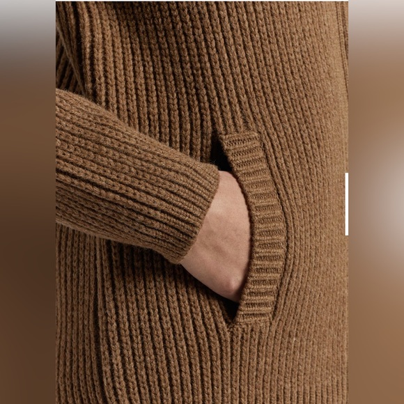 Pendleton Knit of thick, warm lambswool can double as a jacket with Two pockets - Picture 4 of 4